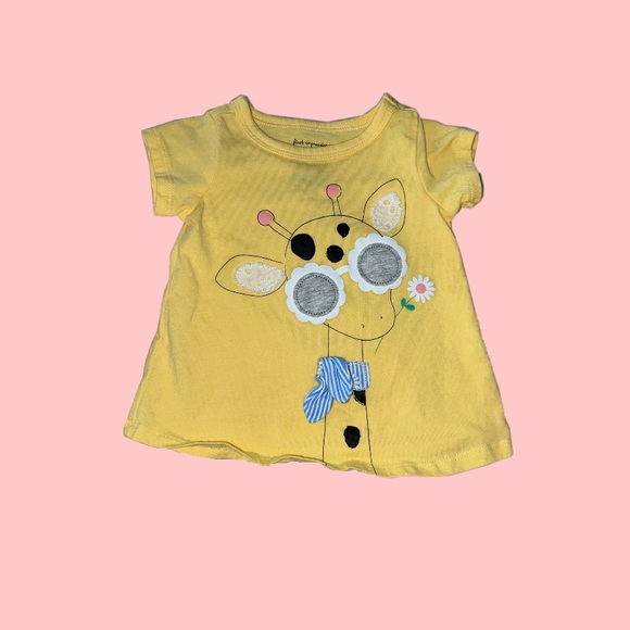 Set of 2 giraffe tops 3-6 months - Picture 3 of 3